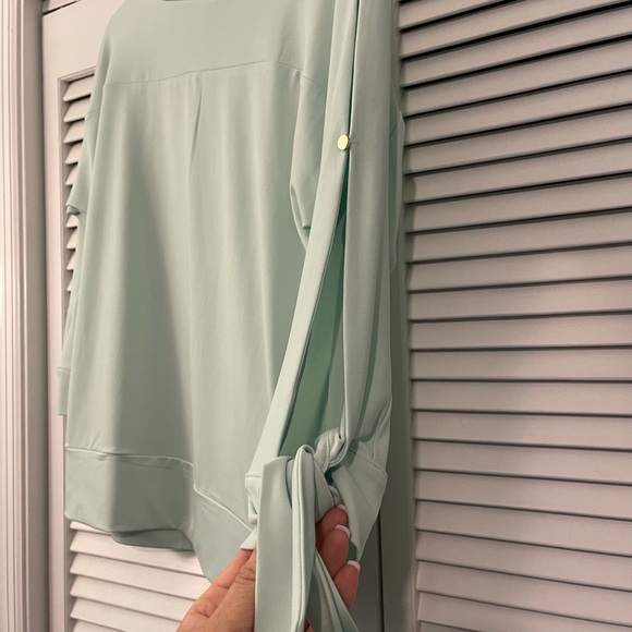 The Limited long sleeve open arms blouse size M - Picture 2 of 4